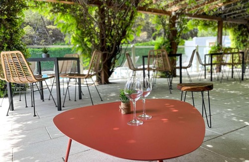 Costieres Hotel | Pet-Friendly Stay at ibis Nîmes Ouest with Pool Access