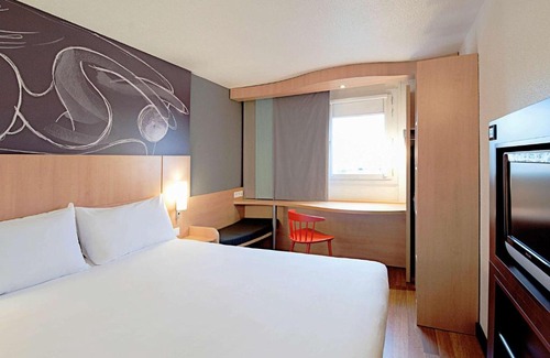 Costieres Hotel | Pet-Friendly Stay at ibis Nîmes Ouest with Pool Access