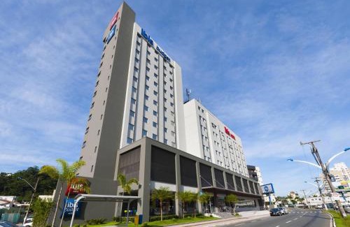 Fazenda Hotel | Comfortable Stay at ibis Navegantes Itajai with Great Amenities
