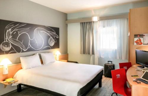 Orange Hotel | Pet-Friendly ibis Orange Sud with Pool and Ocean View