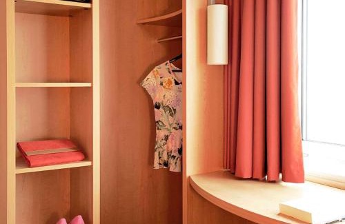 Orange Hotel | Pet-Friendly ibis Orange Sud with Pool and Ocean View