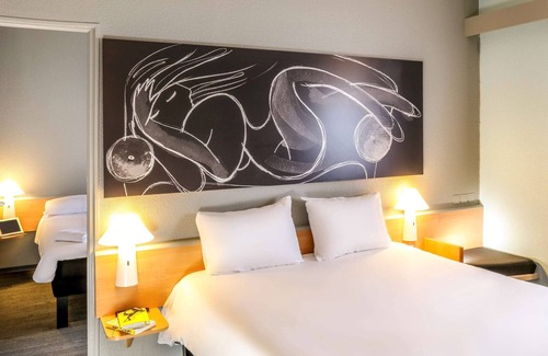 Orange Hotel | Relax at ibis Orange Sud: Family-Friendly with Pool & Dining