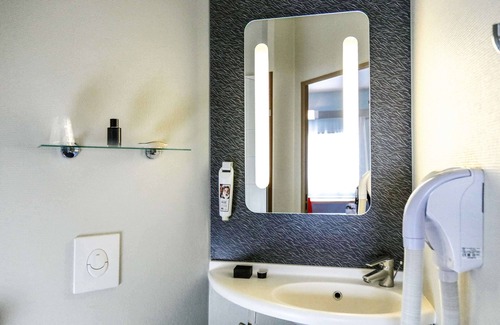 Orange Hotel | Relax at ibis Orange Sud: Family-Friendly with Pool & Dining