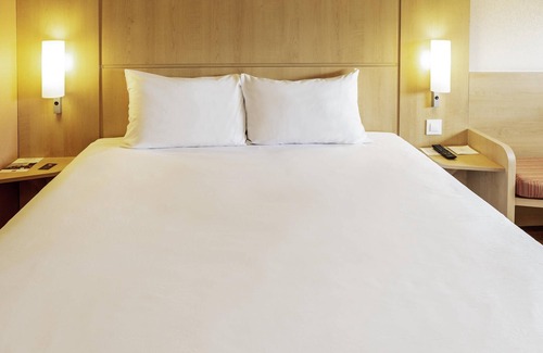 Las Campas y San Claudio Hotel | Stylish ibis Oviedo: Rated 8.4 with Spa & Restaurant