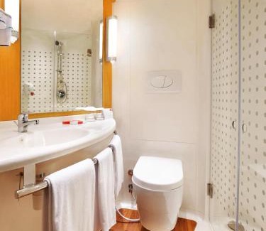 Padang Hotel | Budget-Friendly Ibis Padang: Pool, Breakfast & Family Care