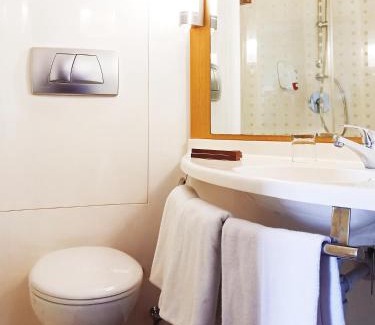 Padang Hotel | Budget-Friendly Ibis Padang: Pool, Breakfast & Family Care