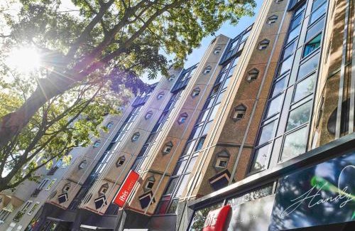 Quartier du Pont-de-Flandre Hotel | Discover ibis Paris La Villette: Ideal for Families & Pets