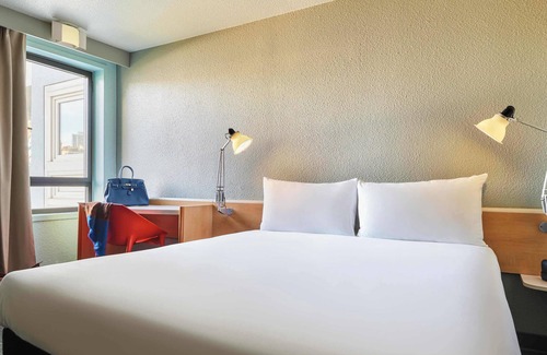 Quartier du Pont-de-Flandre Hotel | Comfortable Stay at ibis Paris La Villette with Spa & Dining