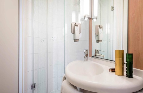 Quartier du Pont-de-Flandre Hotel | Comfortable Stay at ibis Paris La Villette with Spa & Dining