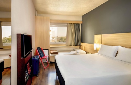 Santa Cecilia Hotel | Discover Comfort at ibis Paulinia with Pool & Dining Options