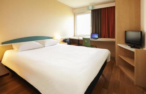 Poitiers Hotel | Comfortable Stay at ibis Poitiers Sud with Family Amenities