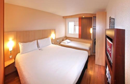 Poitiers Hotel | Comfortable Stay at ibis Poitiers Sud with Family Amenities