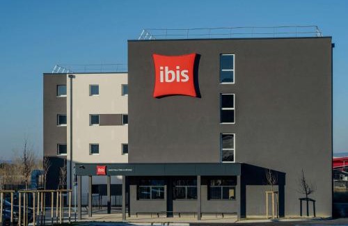 Saint-Paul-Trois-Chateaux Hotel | Pet-Friendly ibis Saint Paul Trois Chateaux with Pool & Ocean Views