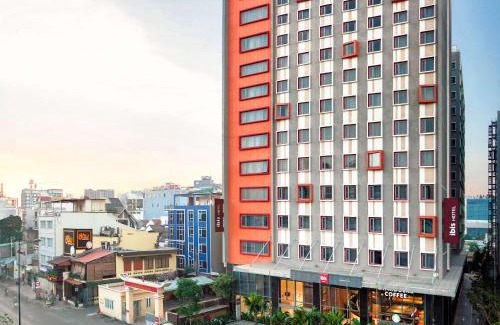 Tan Binh Hotel | Discover Ibis Saigon Airport: Poolside Retreat with Ocean Views
