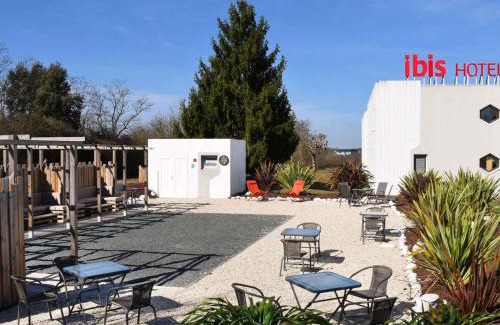 Saintes Hotel | Pet-Friendly Ibis Saintes: Family-Friendly Getaway Awaits