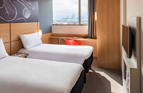 Santos Hotel | Explore ibis Santos Valongo: Family-Friendly with Spa
