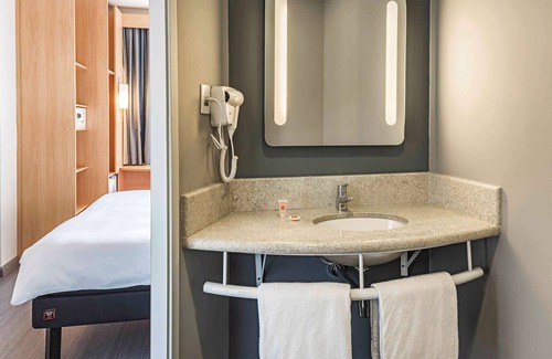 Santos Hotel | Explore ibis Santos Valongo: Family-Friendly with Spa