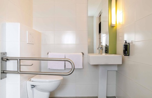 Distrito Norte Hotel | Discover ibis Sevilla: Family-Friendly with Spa Amenities
