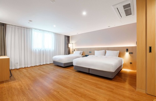 Jeonju Hotel | Roni Hotel: Wheelchair Accessible with Family-Friendly Amenities