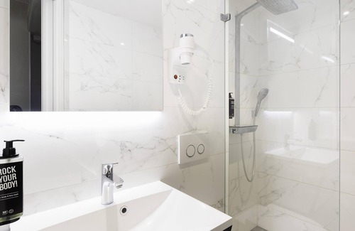 Burgwallen Nieuwe Zijde Hotel | Convenient ibis Styles Amsterdam Central Station Awaits You