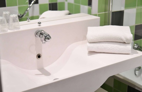 Avignon Hotel | Comfortable ibis Styles Avignon Sud with Pool & Spa