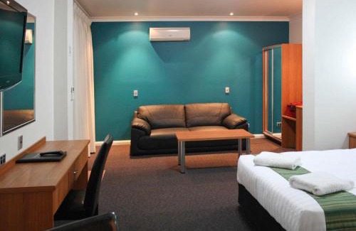 Broken Hill Hotel | Enjoy Poolside Comfort at ibis Styles Broken Hill