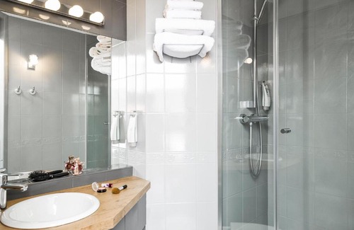 Le Coudray Hotel | Family-Friendly ibis Styles Chartres Métropole with Ocean Views