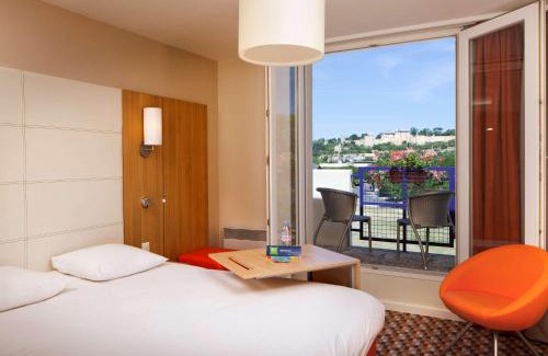Chinon Hotel | Pet-Friendly ibis Styles Chinon with Oceanfront Pool Access