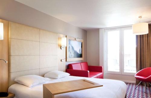 Chinon Hotel | Pet-Friendly ibis Styles Chinon with Oceanfront Pool Access