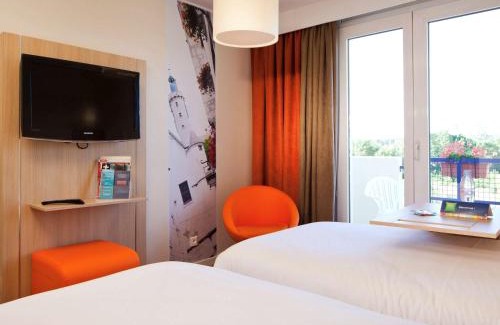 Chinon Hotel | Pet-Friendly ibis Styles Chinon with Oceanfront Pool Access