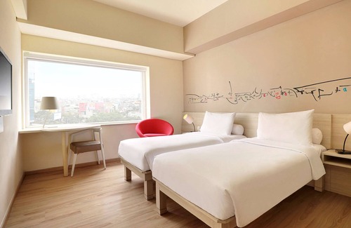 Gambir Hotel | Comfortable ibis Styles Jakarta Gajah Mada with Spa & Pool