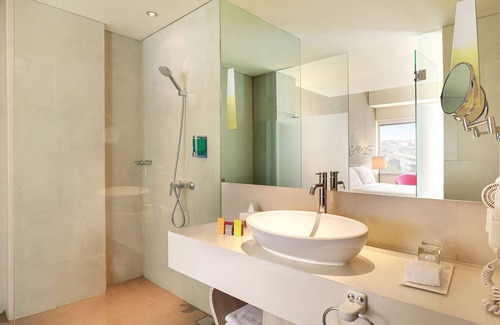 Gambir Hotel | Comfortable ibis Styles Jakarta Gajah Mada with Spa & Pool
