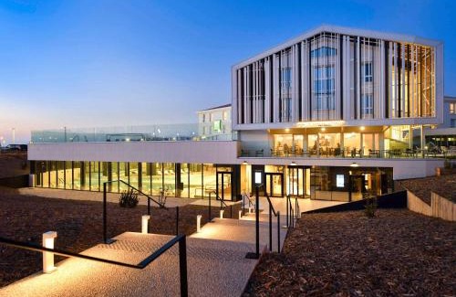 Quartier des Boucholeurs Hotel | Relax at Ibis Styles La Rochelle with Oceanfront Amenities