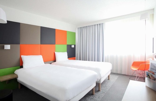 Houdemont Hotel | Relax at ibis Styles Nancy Sud with Pool and Spa Amenities