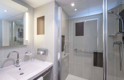 L'Arenas Hotel | Stylish ibis Styles Nice Aéroport with Pool & Spa Access