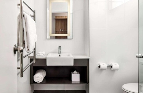 West Tamworth Hotel | Inviting ibis Styles Tamworth: Pool, Restaurant & Family Fun