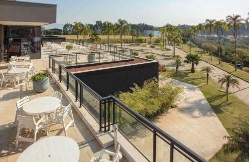 Piracangagua Hotel | Pet-Friendly Ibis Styles Taubate with Oceanfront Pool
