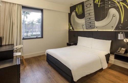 Piracangagua Hotel | Pet-Friendly Ibis Styles Taubate with Oceanfront Pool