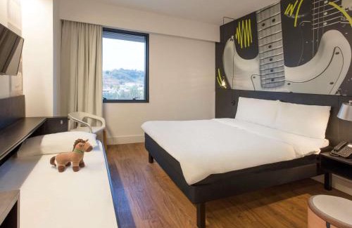 Piracangagua Hotel | Pet-Friendly Ibis Styles Taubate with Oceanfront Pool