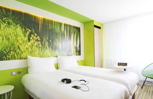 Labege Hotel | Comfortable Ibis Styles Toulouse Labège with Pool & Spa