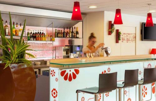 Jouy-en-Josas Hotel | Welcoming Ibis Velizy Jouy-En-Josas: Pet-Friendly Retreat