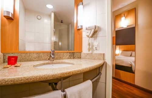 Jardim da Penha Hotel | Top-Rated ibis Vitoria Praia de Camburi with Ocean Views