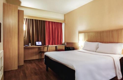 Triangulo das Bermudas Hotel | Experience Pet-Friendly Comfort at ibis Vitoria Praia do Canto