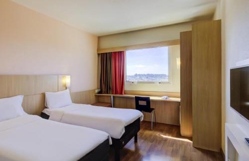 Triangulo das Bermudas Hotel | Experience Pet-Friendly Comfort at ibis Vitoria Praia do Canto