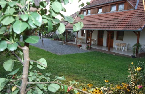 Kehidakustany Apartment | Charming Ibolya Vendégház: 9/10 Rating & Pet Friendly Stay