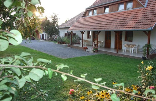 Kehidakustany Apartment | Charming Ibolya Vendégház: 9/10 Rating & Pet Friendly Stay