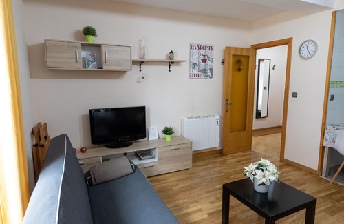 Formigal Apartment | Cozy IBON with Free WiFi and Child-Friendly Amenities