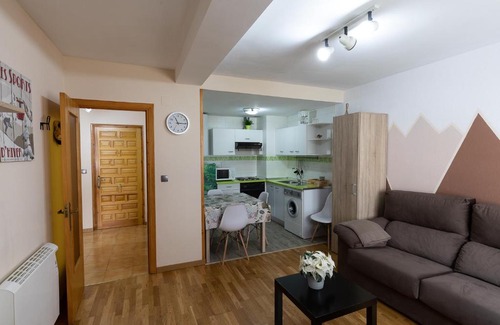 Formigal Apartment | Cozy IBON with Free WiFi and Child-Friendly Amenities