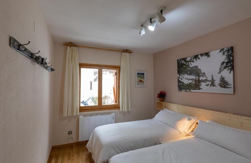 Formigal Apartment | Cozy IBON with Free WiFi and Child-Friendly Amenities
