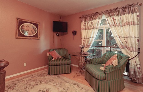 Yelm Bed & Breakfast | Exceptional Icart Room at BNB Hostel with Pool & Spa